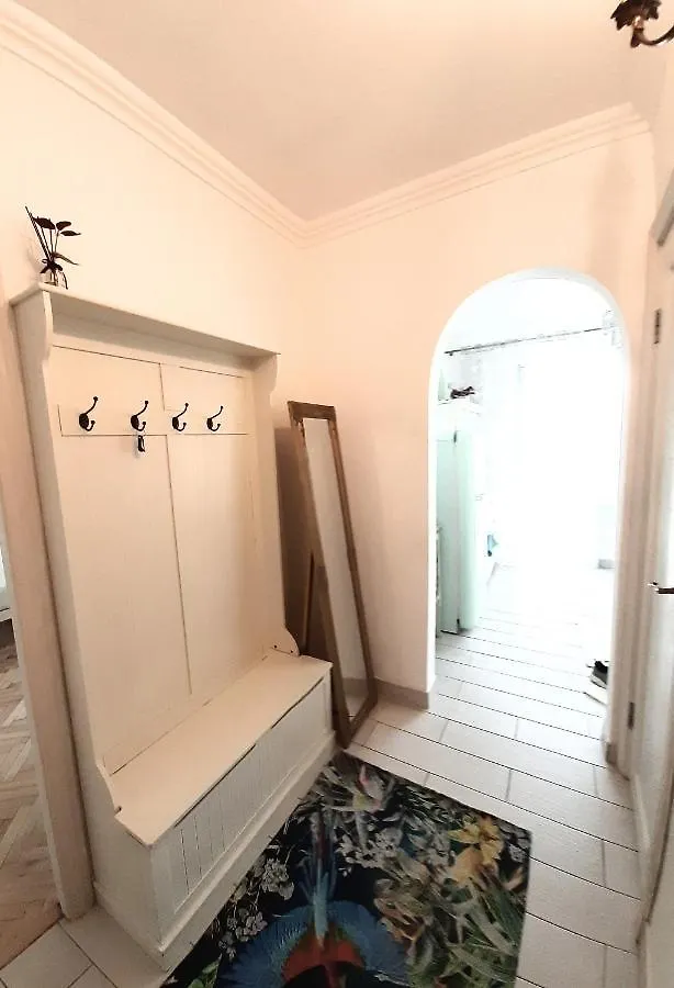 Белые Апартаменты На Жилянской Kyiv Apartment